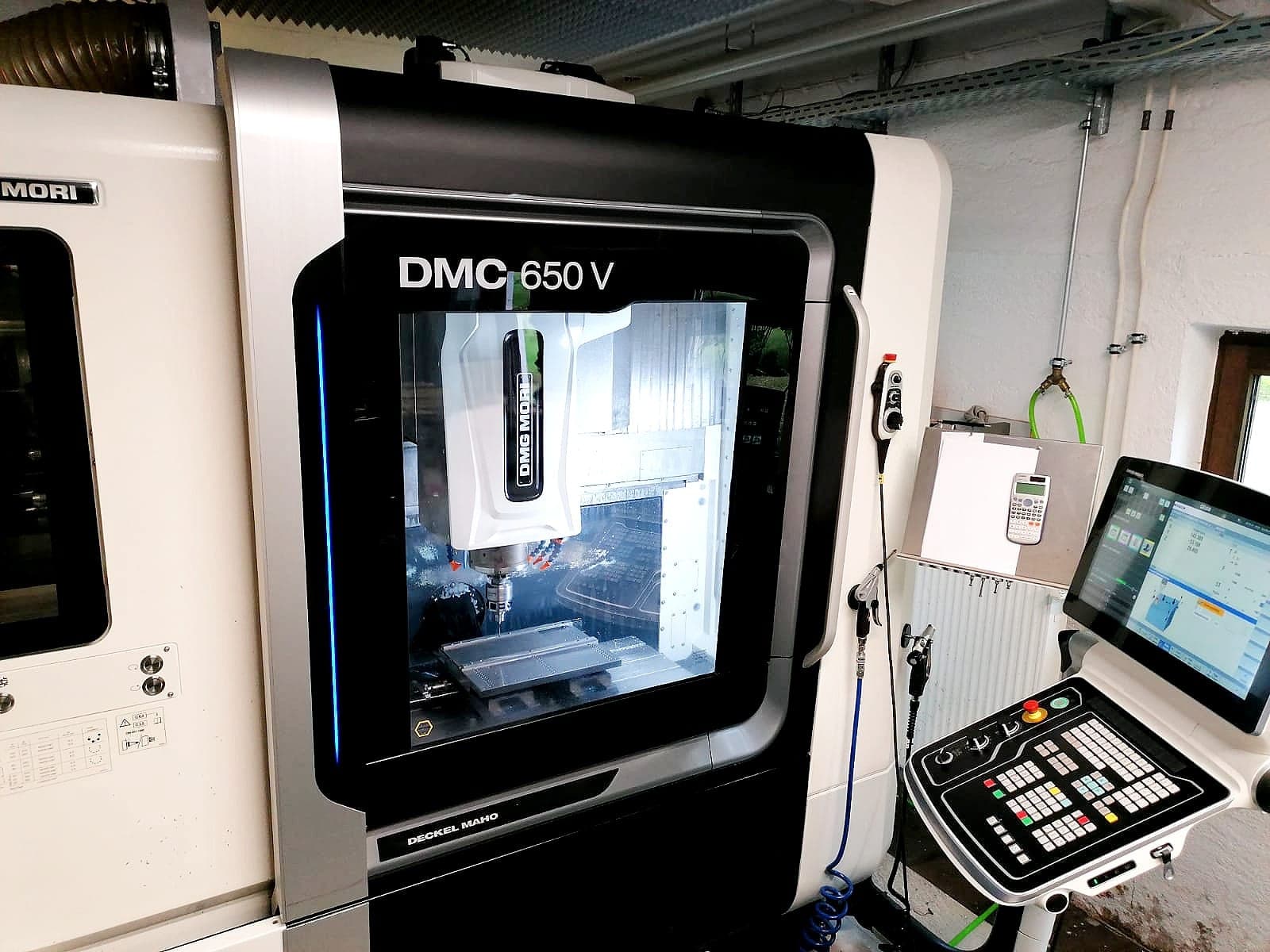 Geöffnetes Vertikal-Bearbeitungszentrum DMG Mori DMC 650 V während der Bearbeitung