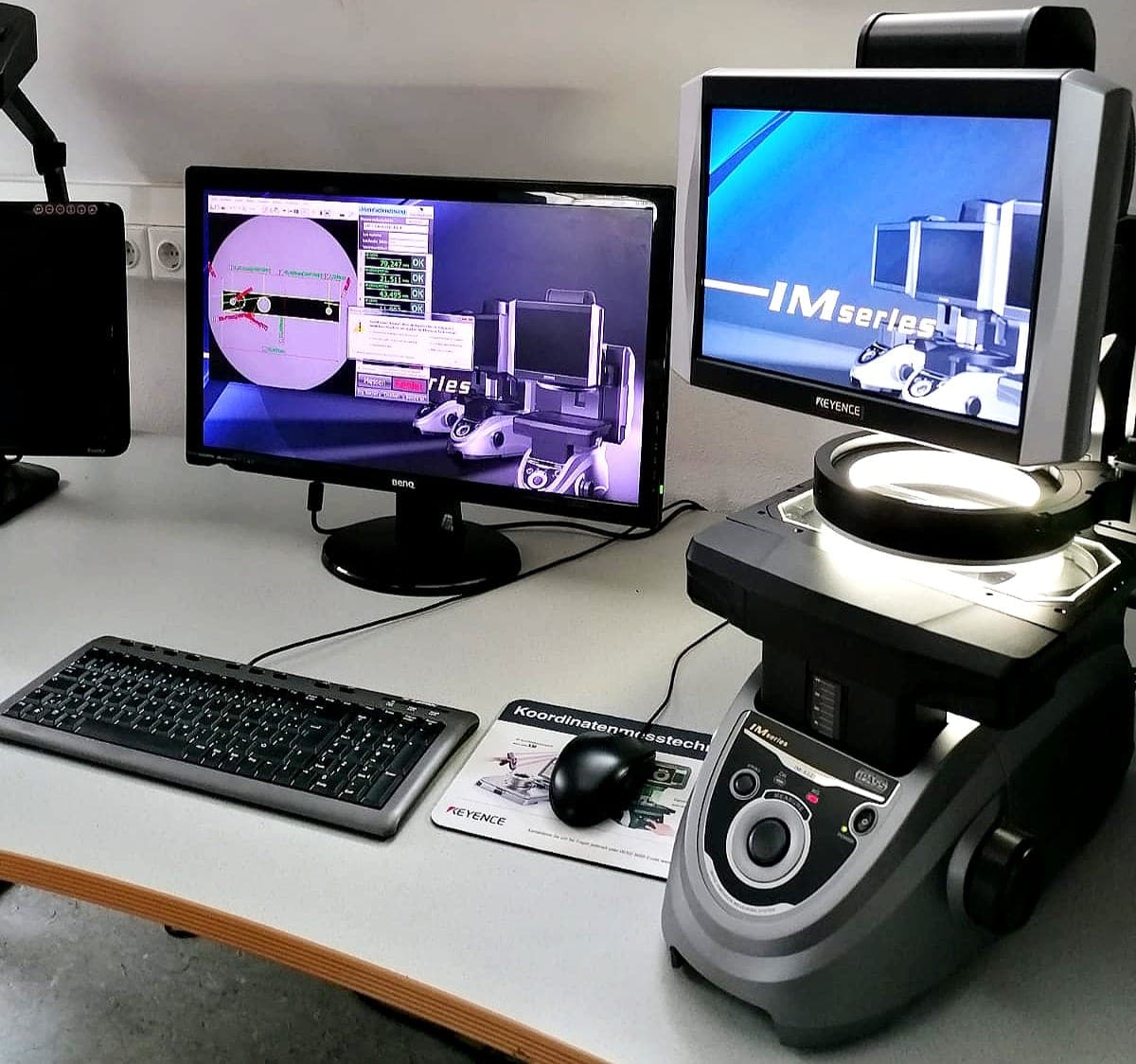 Digitaler Messprojektor Keyence IM-Serie mit Auswertungsmonitor